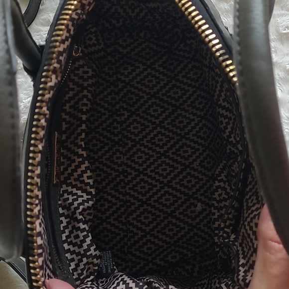 Sasha + Sofi gray zippered purse with weave design. Handle and shoulder strap. - Picture 15 of 17